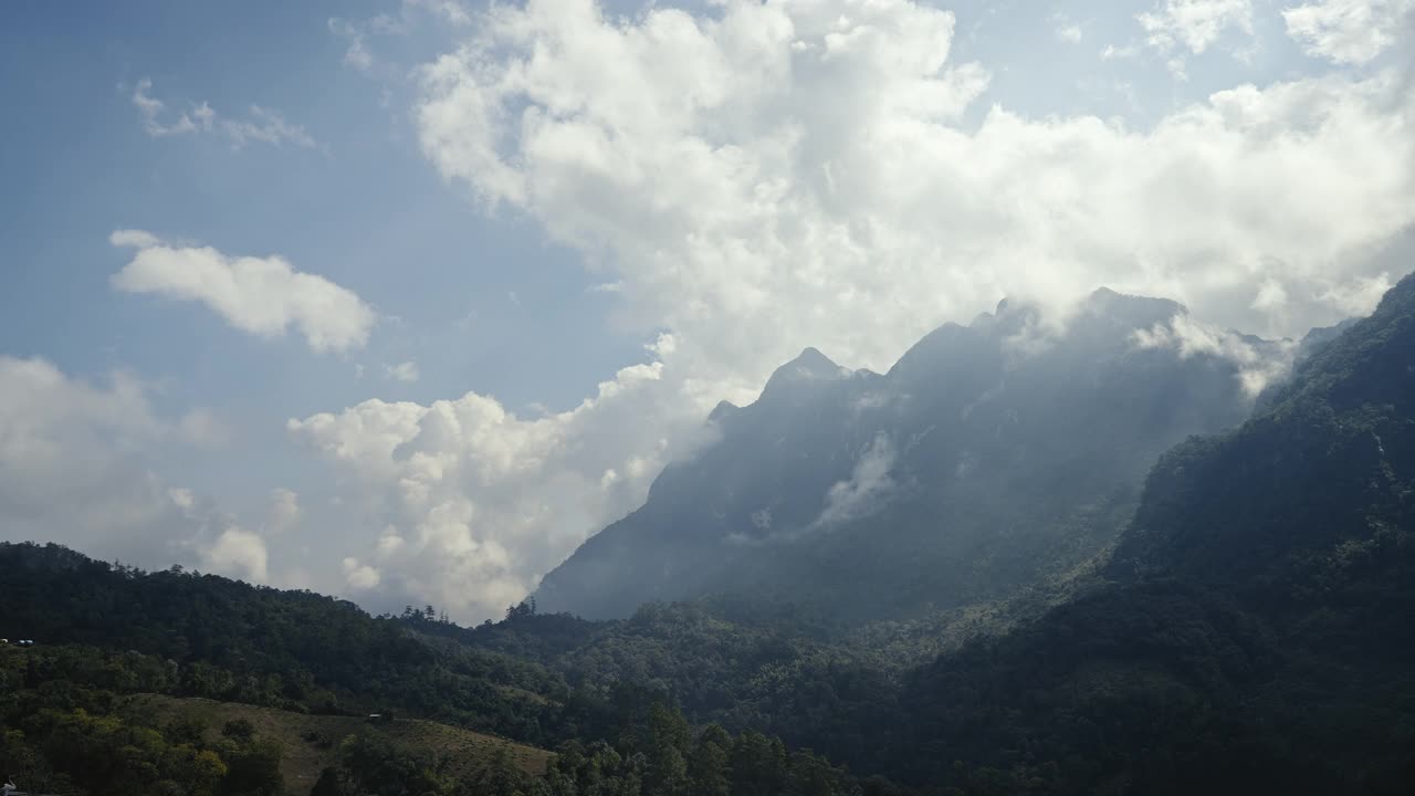 在泰国北部清迈的冬季，土銮江岛山的景色被云层所覆盖视频素材