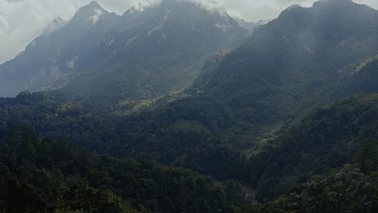 在泰国北部清迈的冬季，土銮江岛山的景色被云层所覆盖视频素材