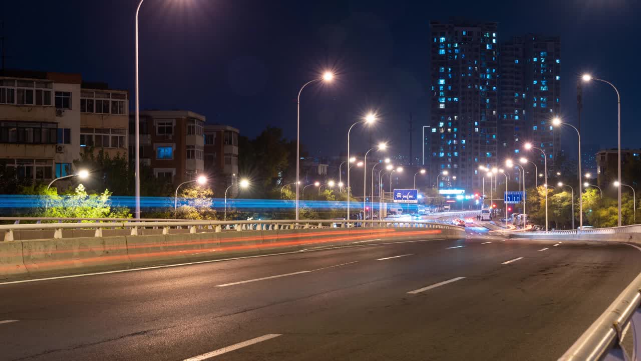 夜间高速公路上汽车的光迹的时间流逝视频素材