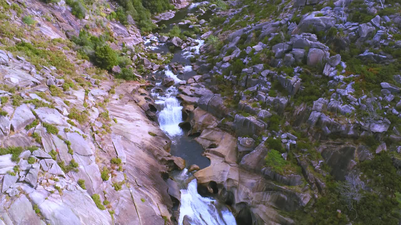 鸟瞰河流流经悬崖和峡谷视频素材