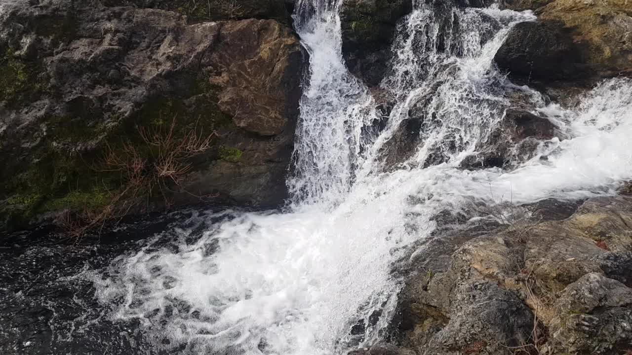 美丽的瀑布在岩石在高清视频素材