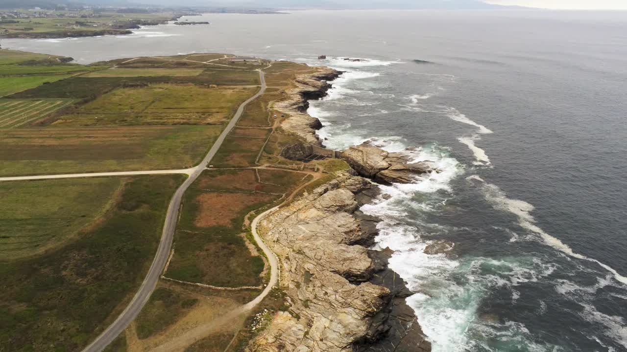 航拍海浪拍打岩石海岸线的4K画面视频素材