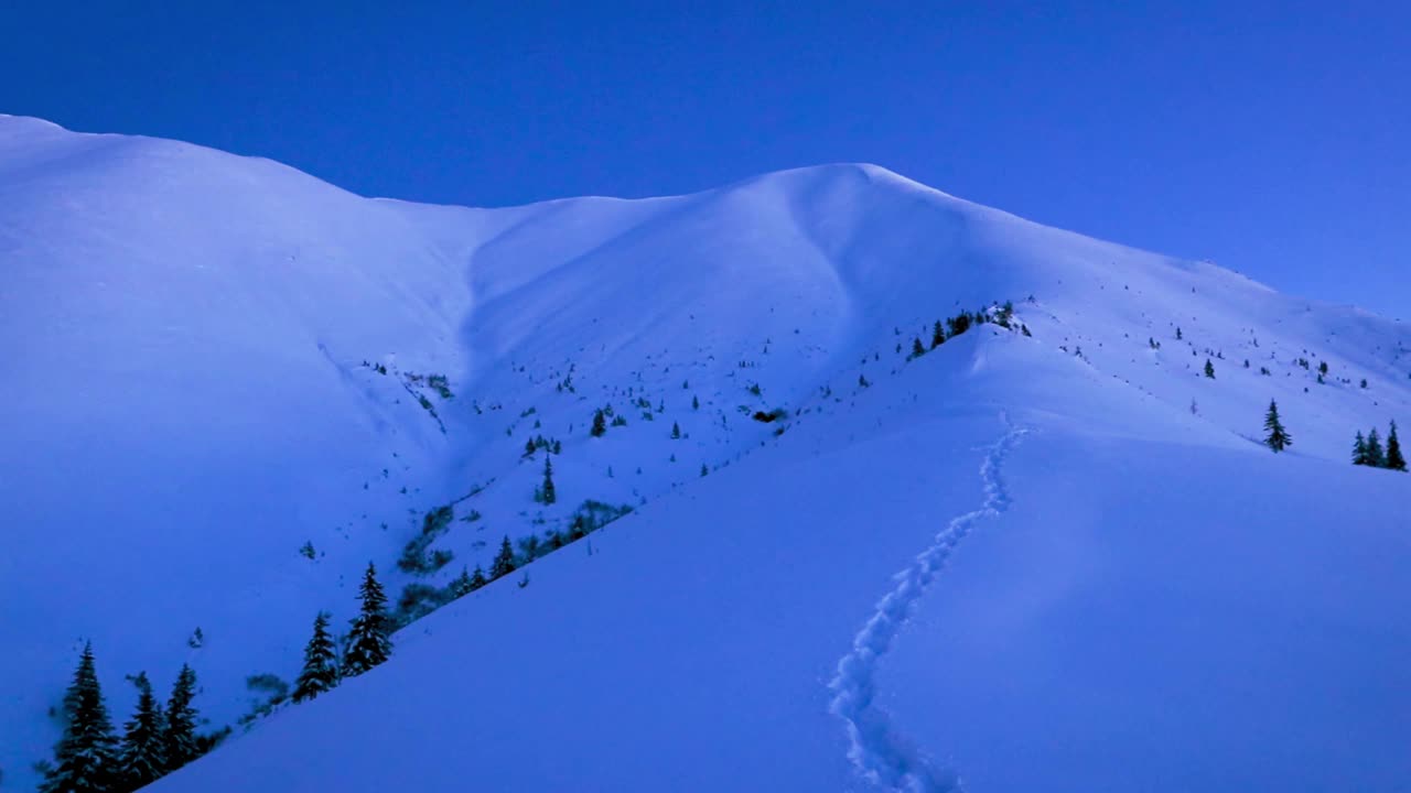 美丽的白雪覆盖在山上视频素材