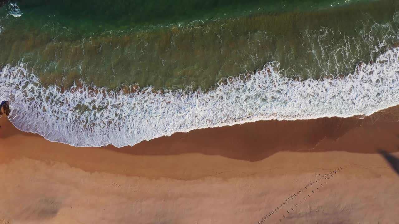 白色的沙滩海岸线，海浪从上面滚滚而来视频素材