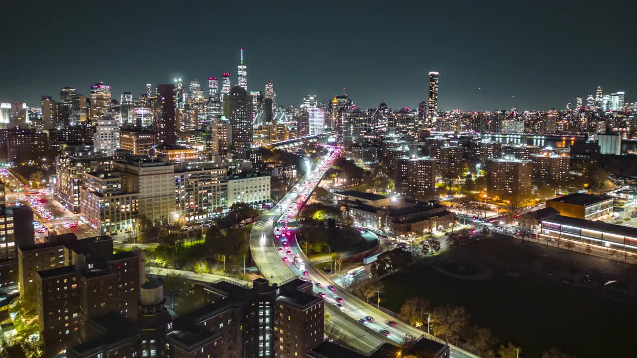 前锋在现代大都市上空飞行，闪耀着摩天大楼和繁忙的高速公路。美丽的超延时镜头的夜间城市场景。美国纽约市视频素材