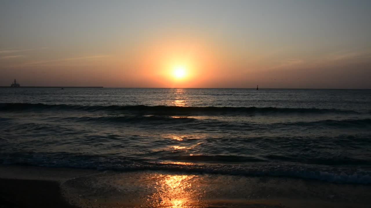 在高清日落时沙滩上海浪的风景视频素材