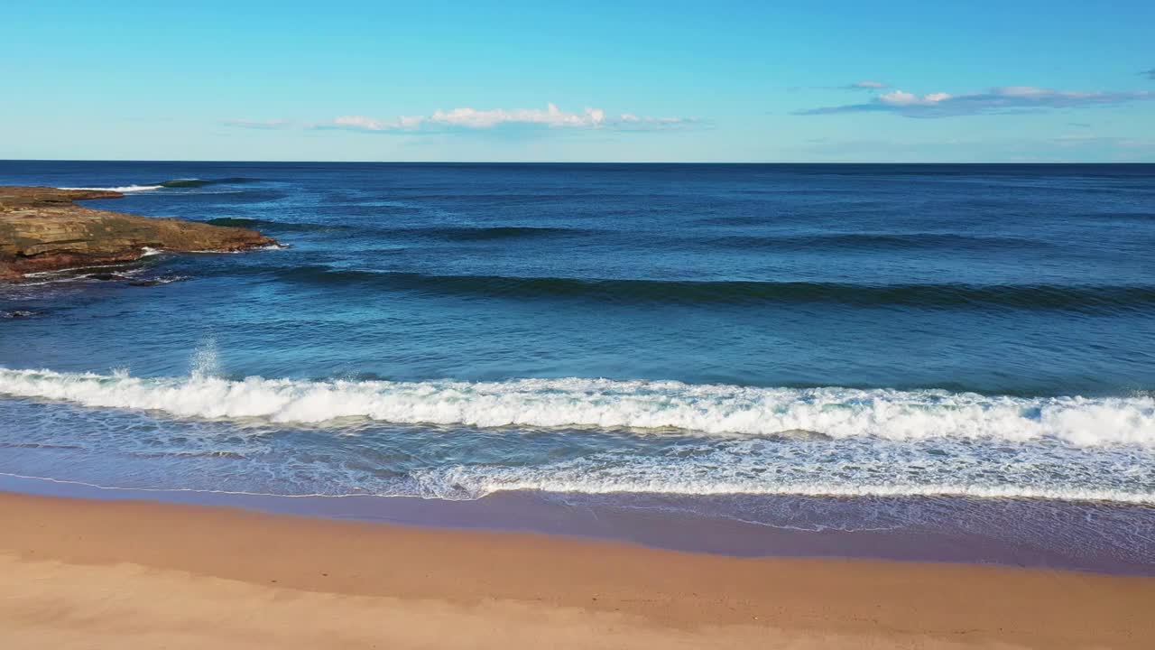 潘镜头的僻静海滩与田园诗般的海岸环境视频素材