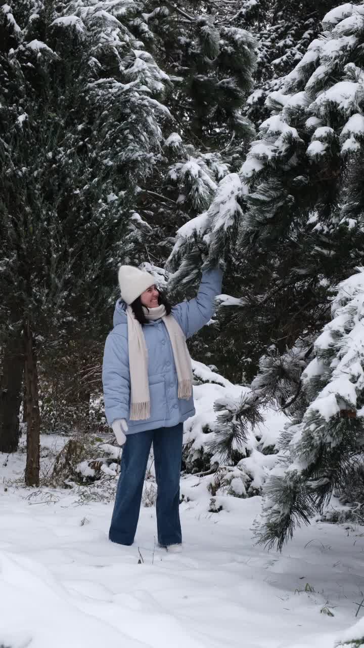 快乐的女人摇圣诞树叫下雪视频素材