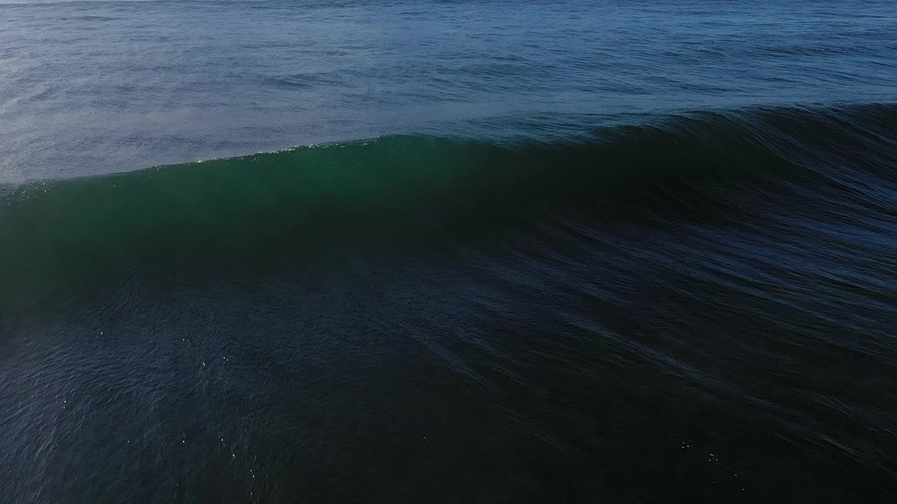 鸟瞰大海浪打破清晨金色的光视频素材