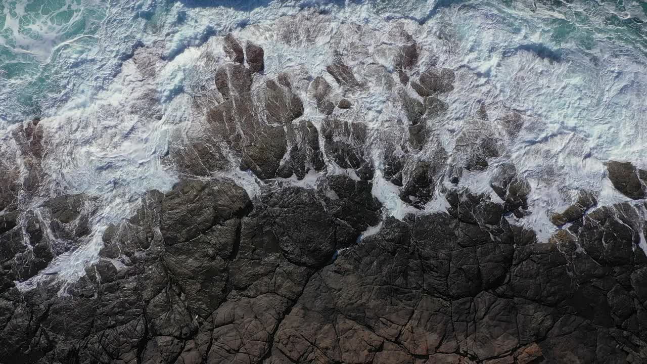 航拍大风暴潮海浪打破接近岩石与戏剧性的照明视频素材