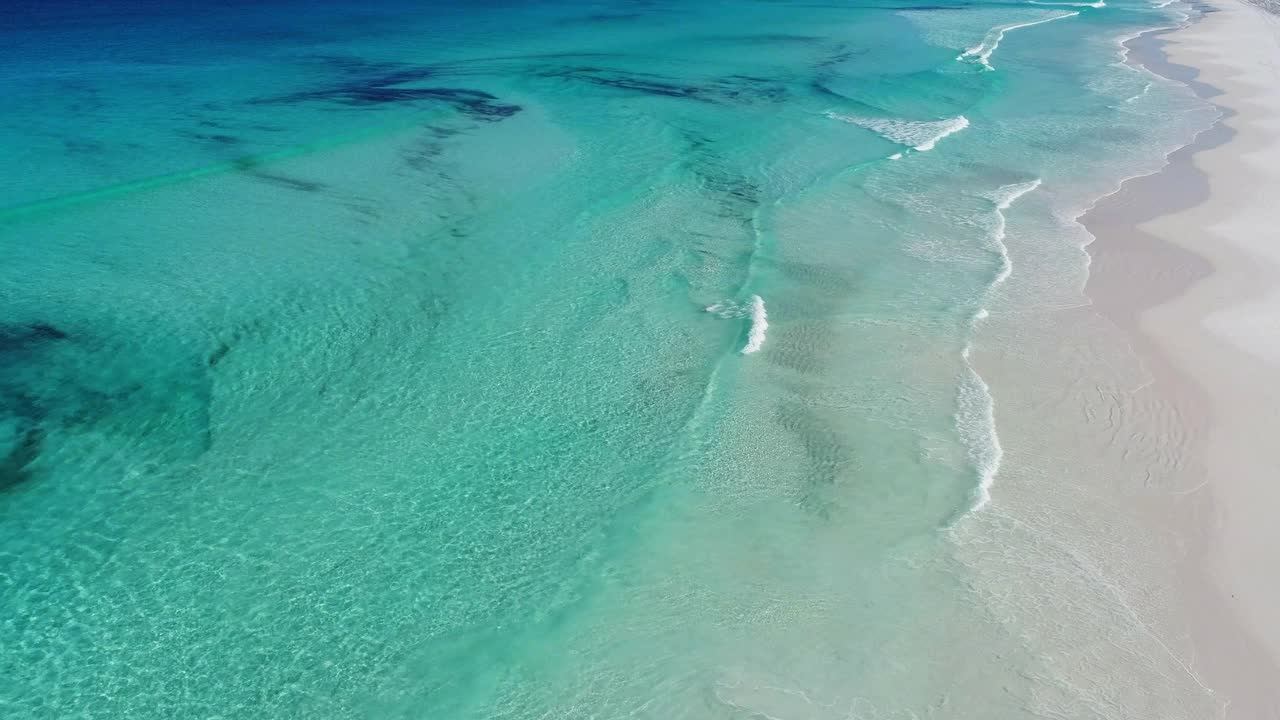 在偏远地区，原始的白色沙滩和蓝绿色的水有温柔的海浪视频素材