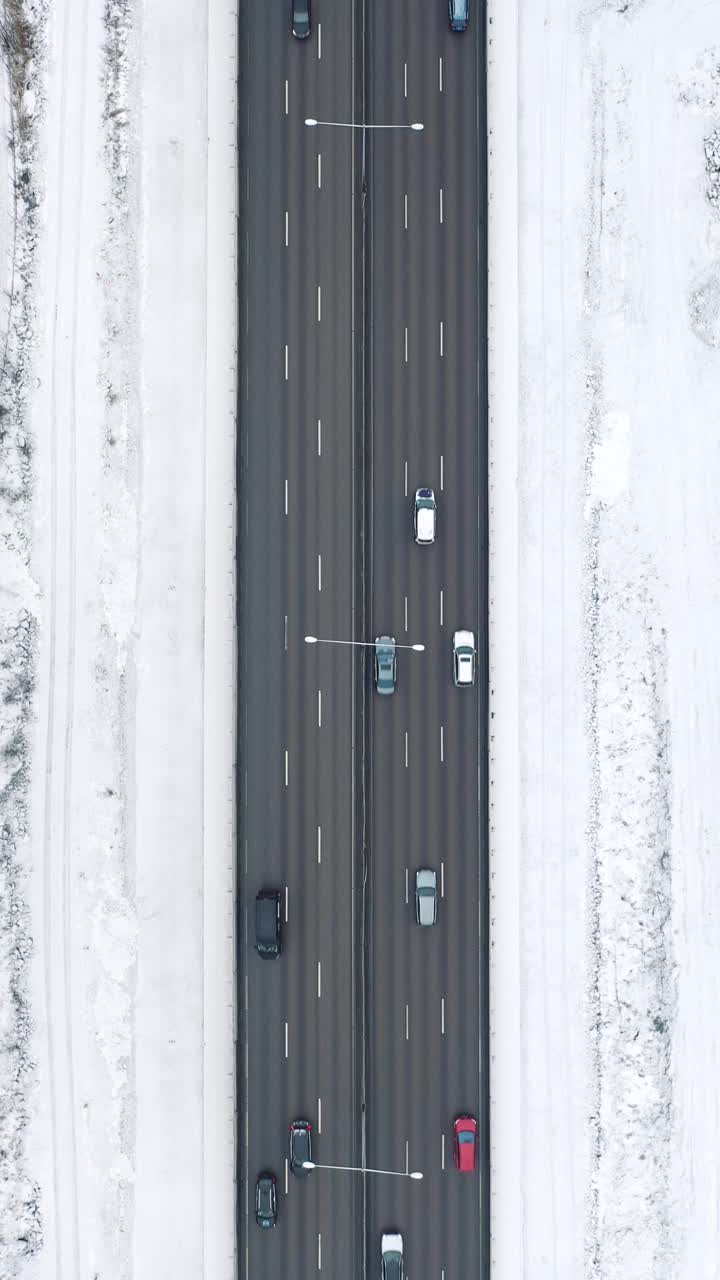 冬季高速公路上的交通视频素材