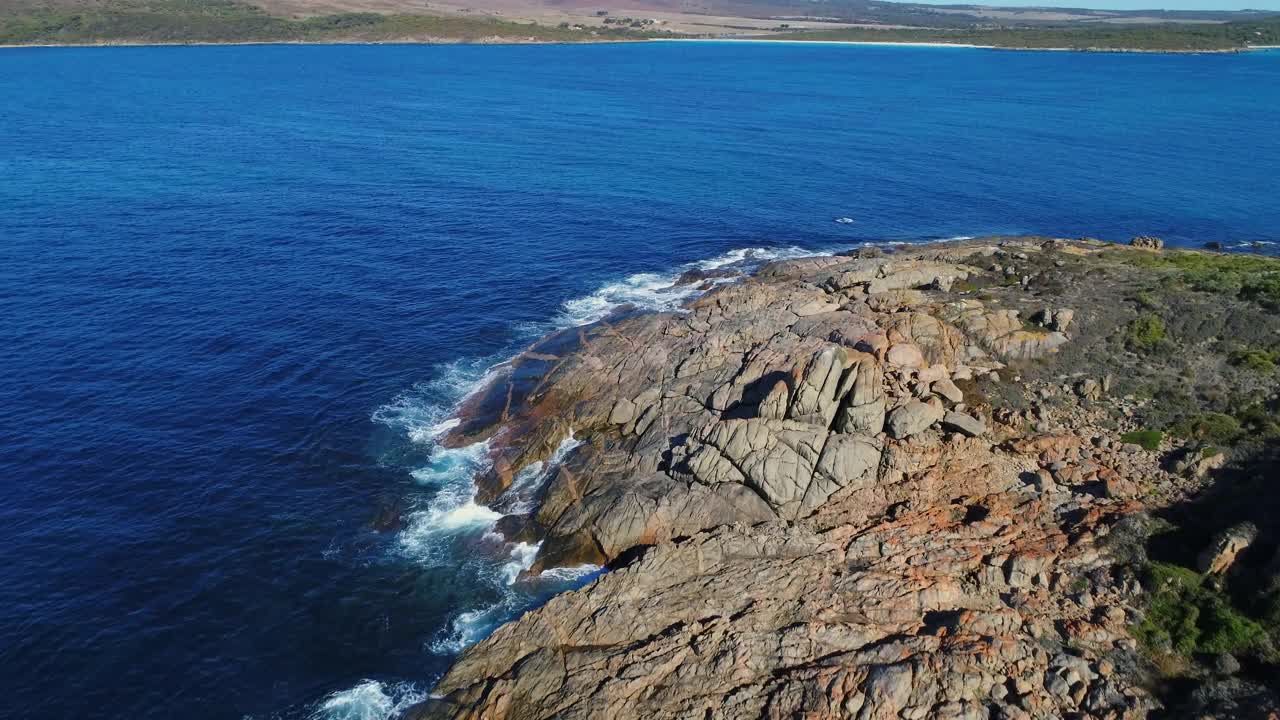 漂浮在广阔的海岸景色与明亮的蓝色海洋视频素材