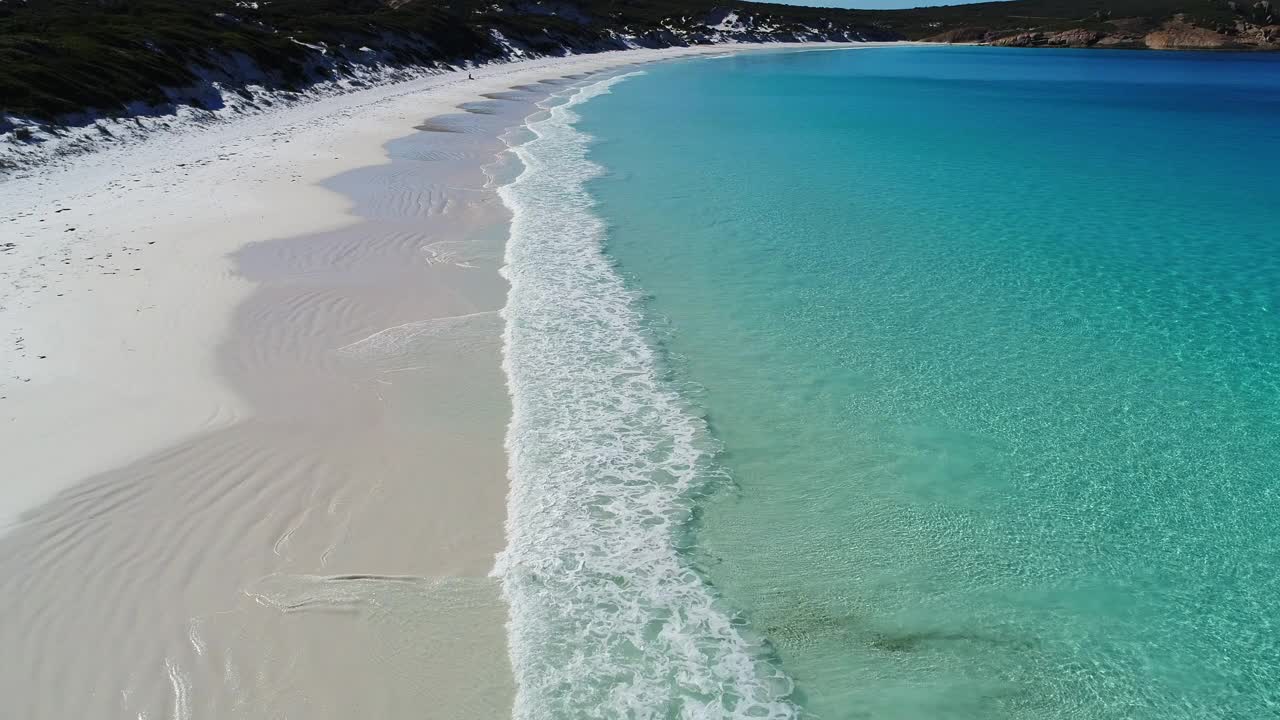 在偏远地区，原始的白色沙滩和蓝绿色的水有温柔的海浪视频素材