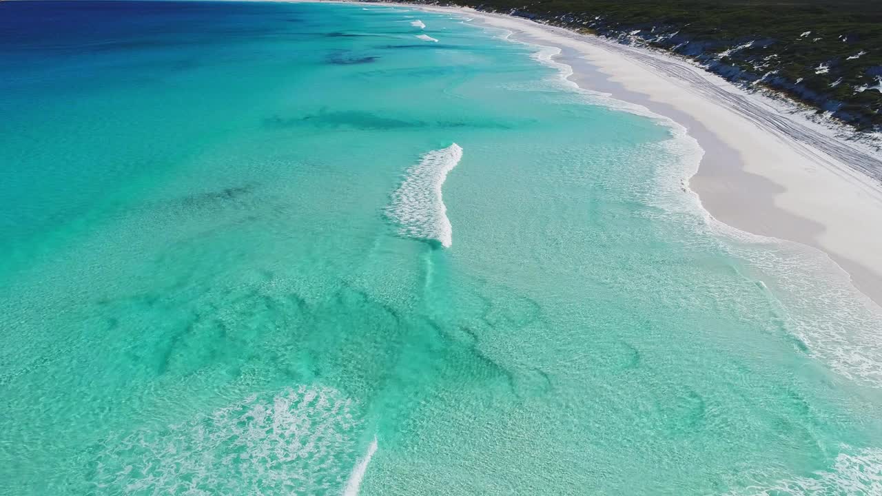 在偏远地区，原始的白色沙滩和蓝绿色的水有温柔的海浪视频素材