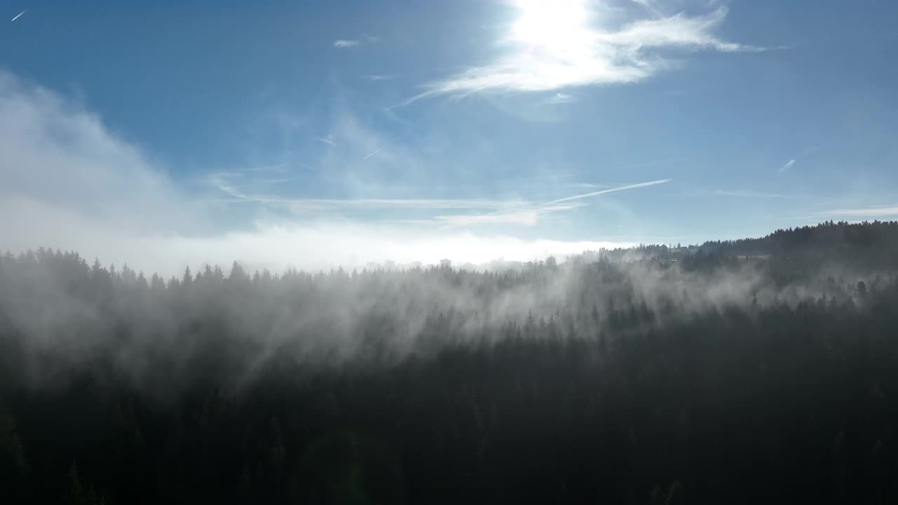 日出时无人机在云层上空飞行。飞越云层。清新的早晨和令人惊叹的阳光在云景。视频素材