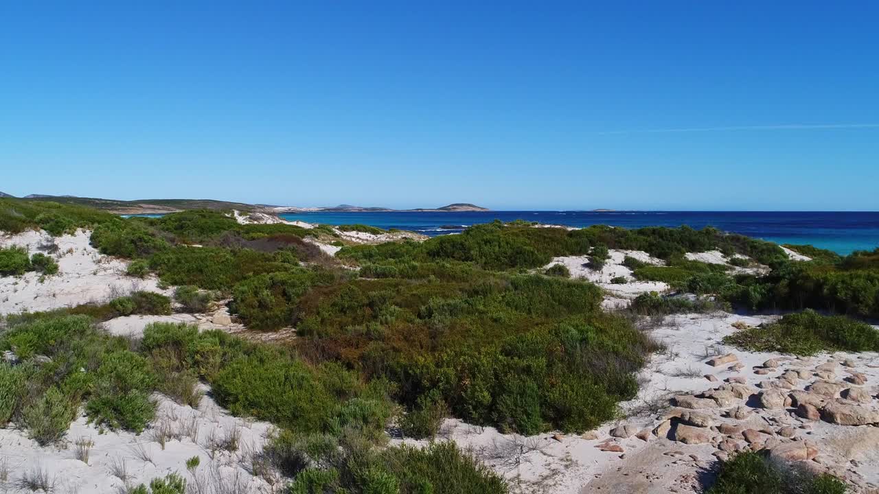 在偏远地区飞越原始的白色沙滩和蓝绿色的海水视频素材