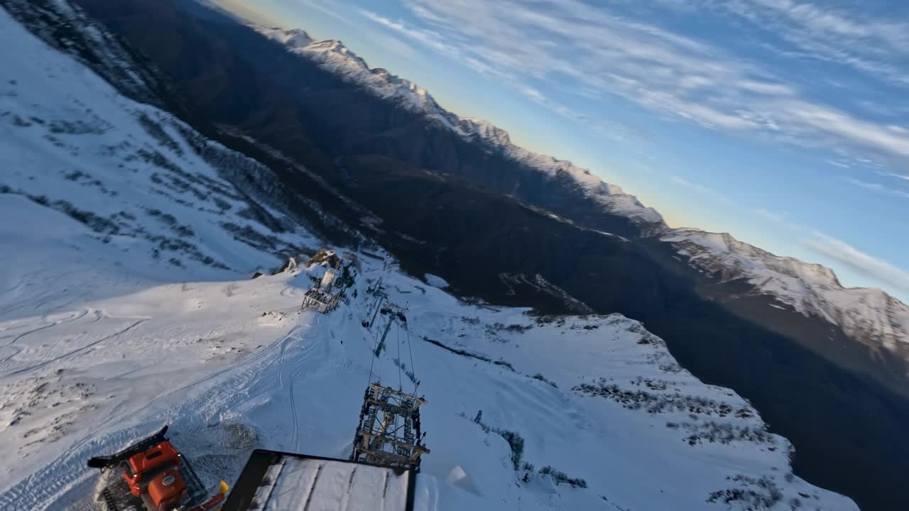 山地滑雪场索道旅游旅游景观峰顶冬季全景鸟瞰视频素材