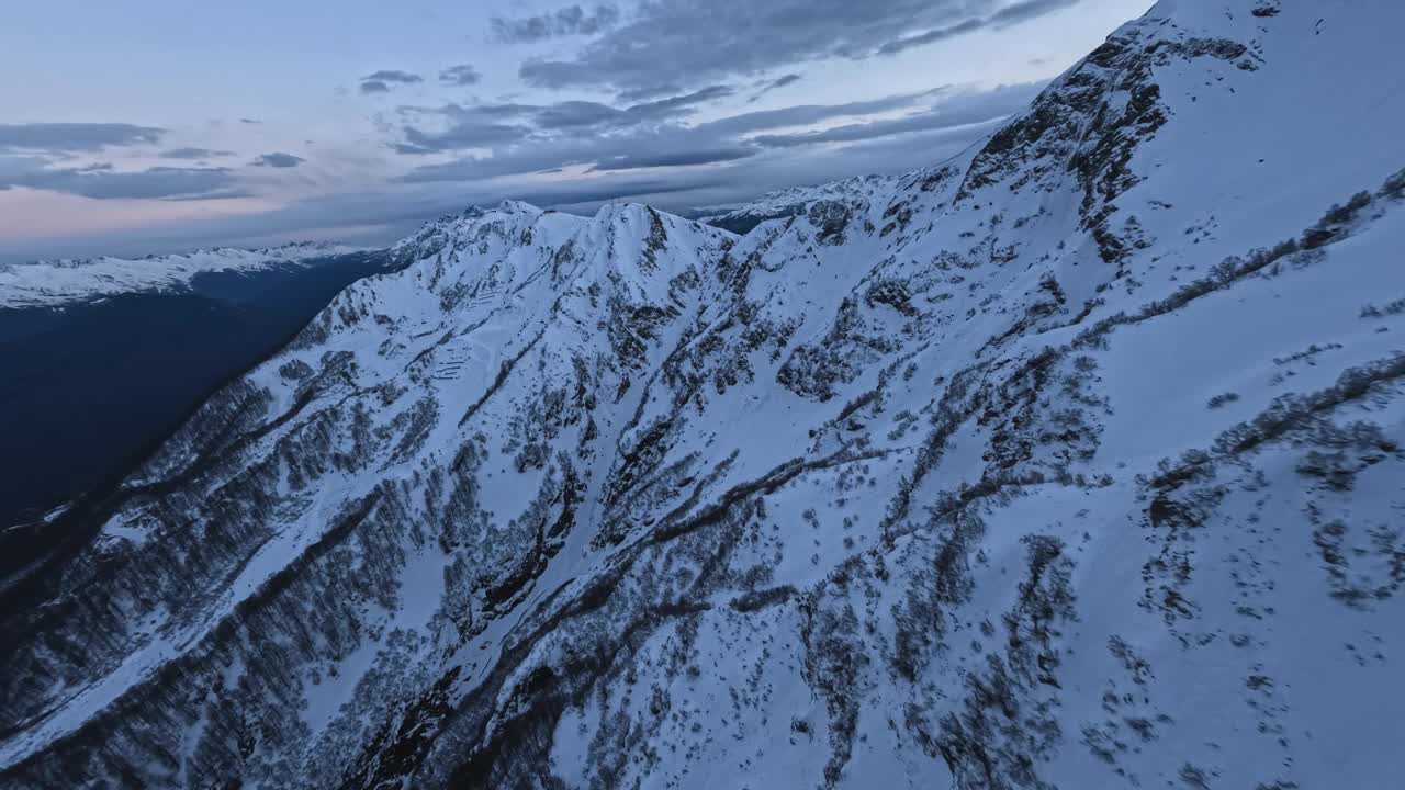 冬天山山谷黄昏风景如画，黑暗月亮天空4k视频素材