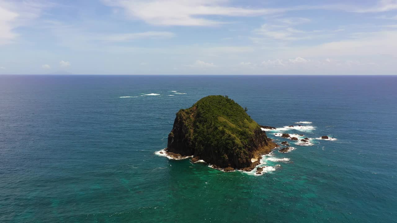 热带岛屿和蓝色海洋。视频素材