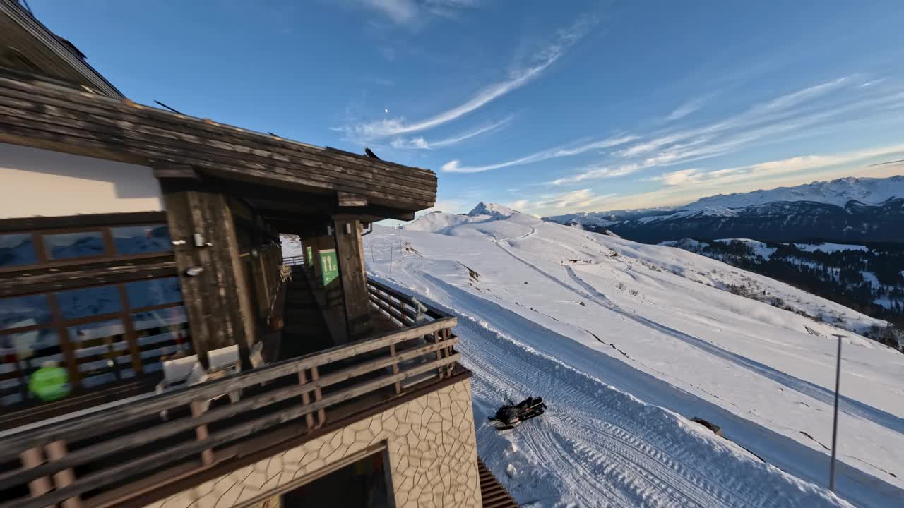 鸟瞰雪山山脊峰顶科技道滑雪场基础设施视频素材