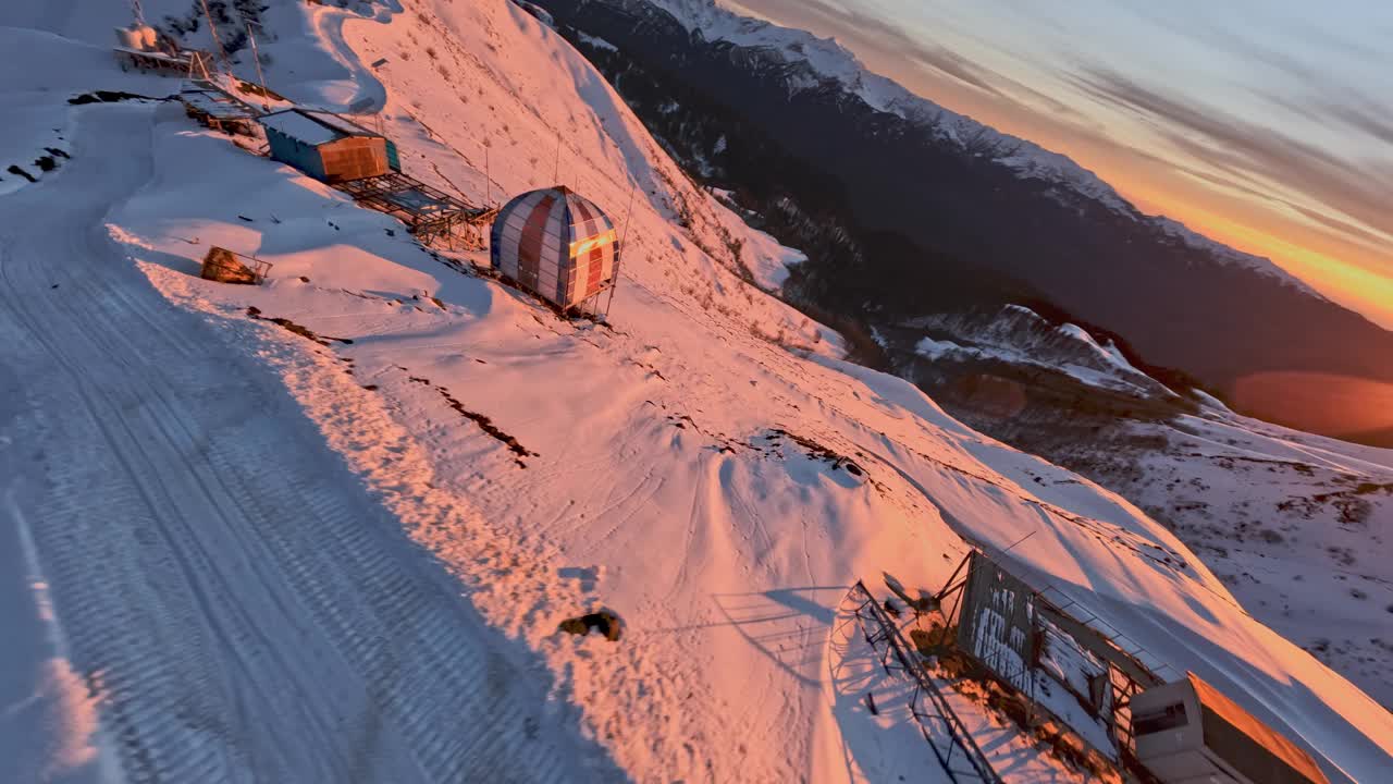 高山雪景秀美气象站电影般的天空粉红日落视频素材