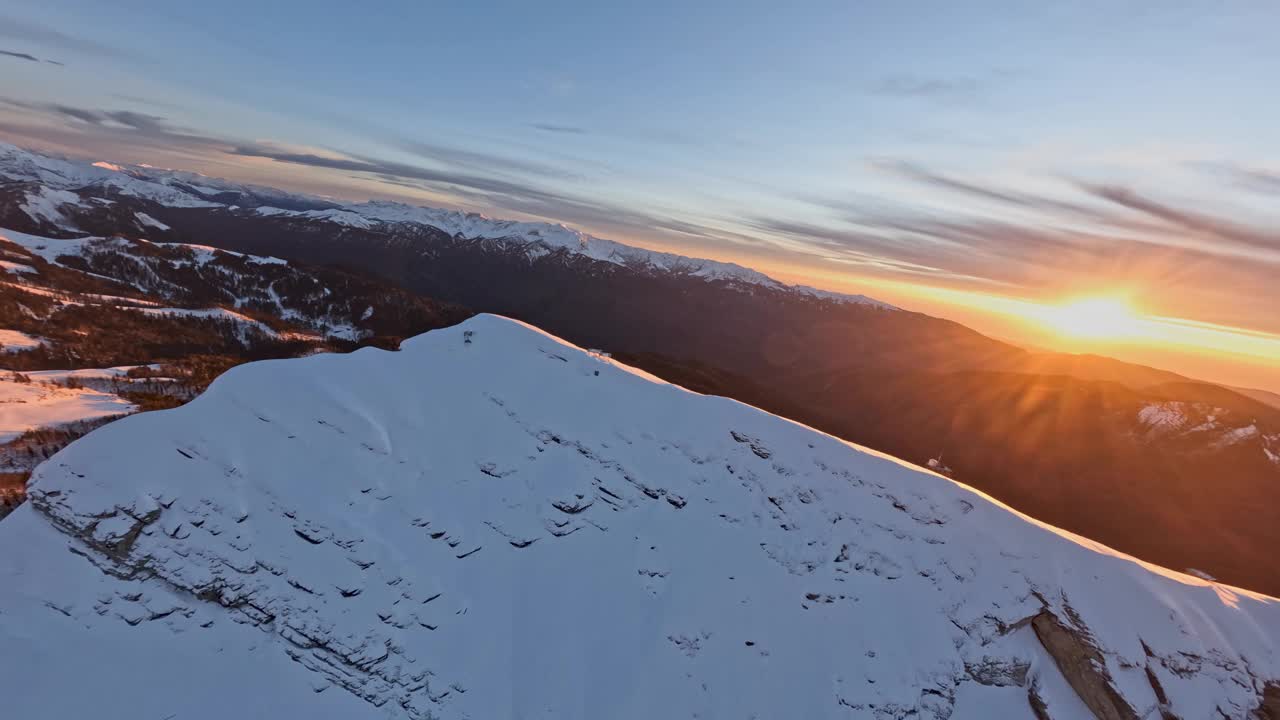 速潜高山顶日落高度阳光充足的冬季自然景观森林峡谷鸟瞰图视频素材