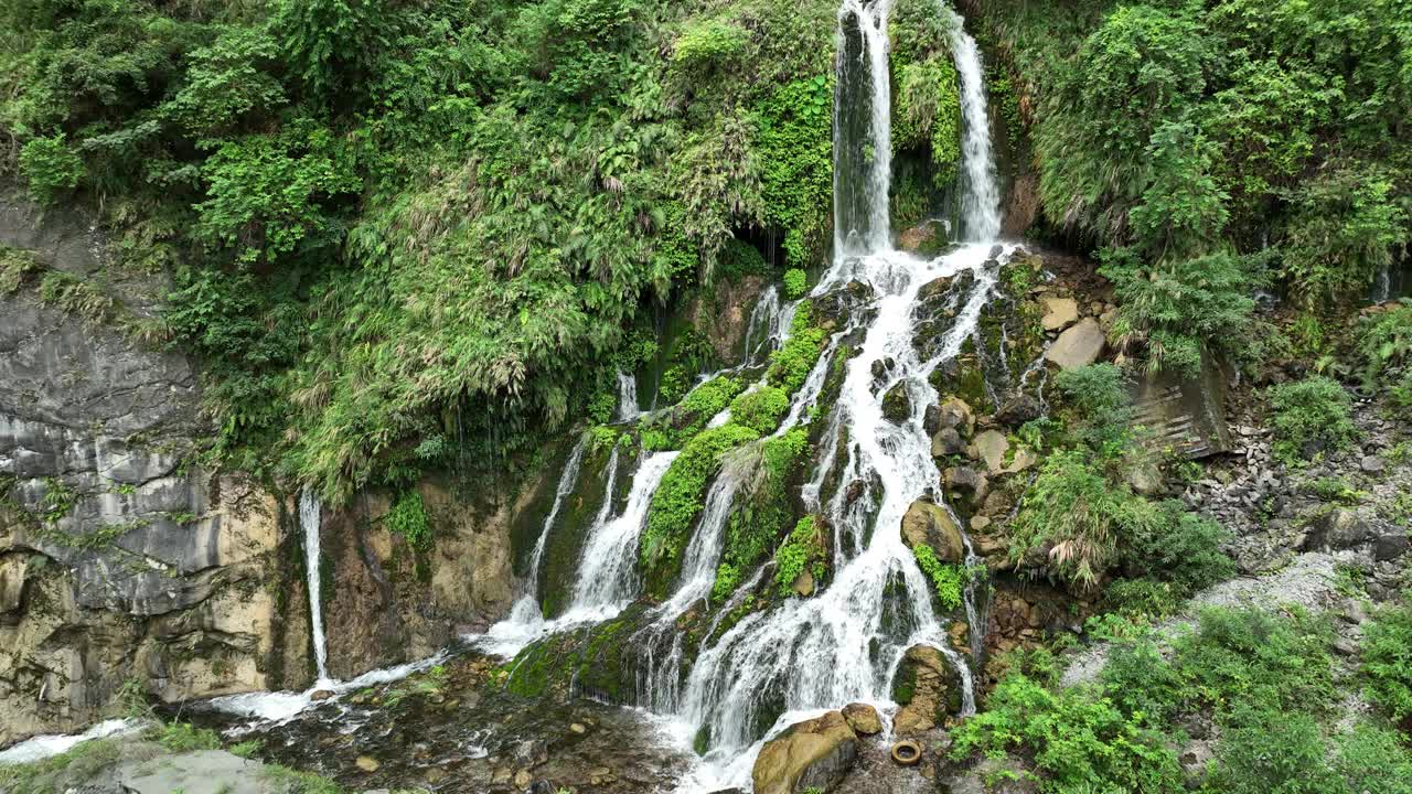 太鲁阁峡谷的瀑布和永恒之泉神社视频素材