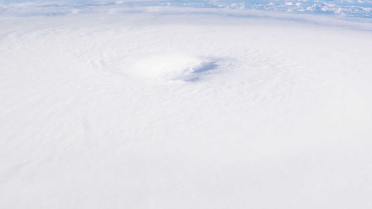 从太空掠过地球的飓风风暴视频素材