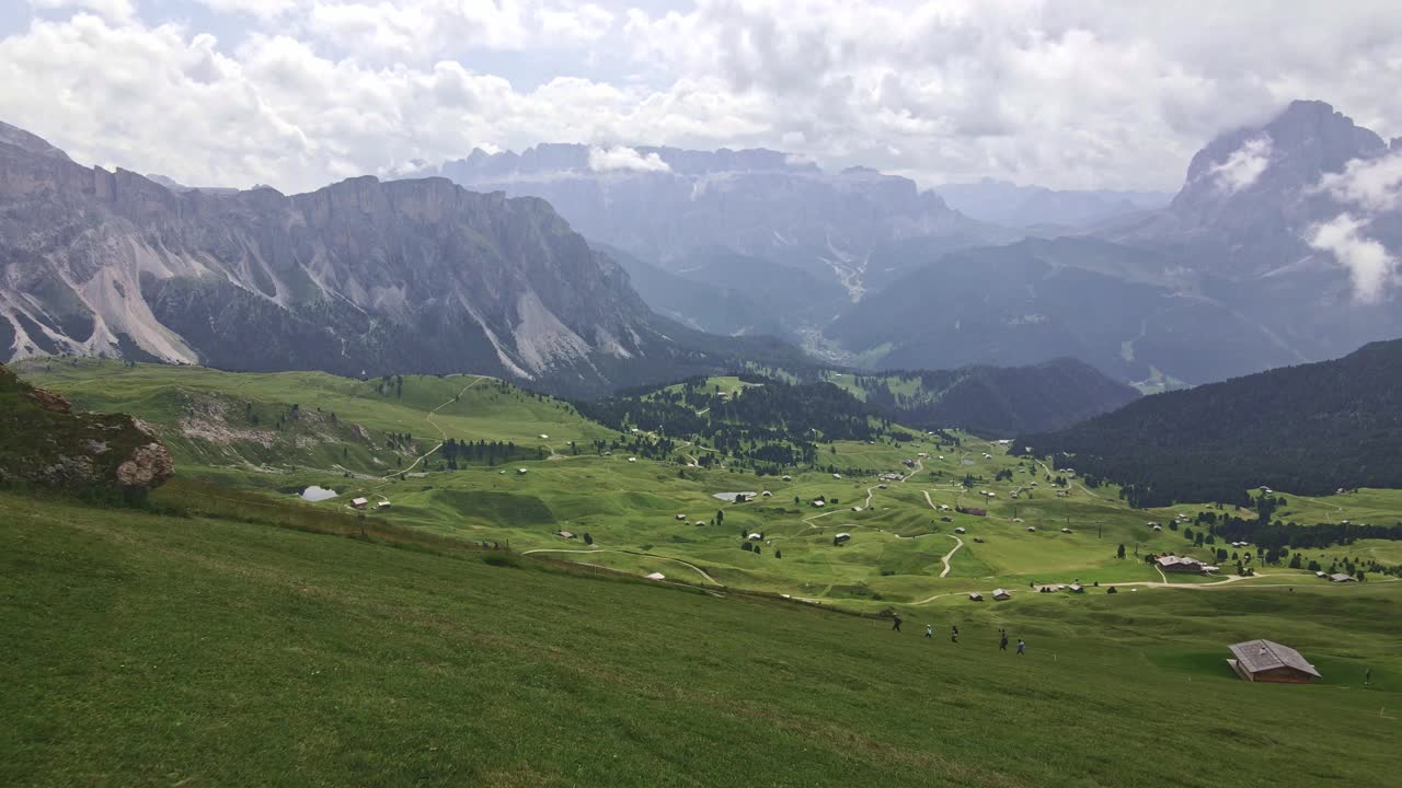 意大利白云石的徒步小径。夏季山地景观视频下载