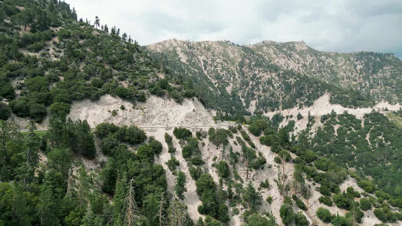 迷人的绿色森林山脉的空中景观视频素材