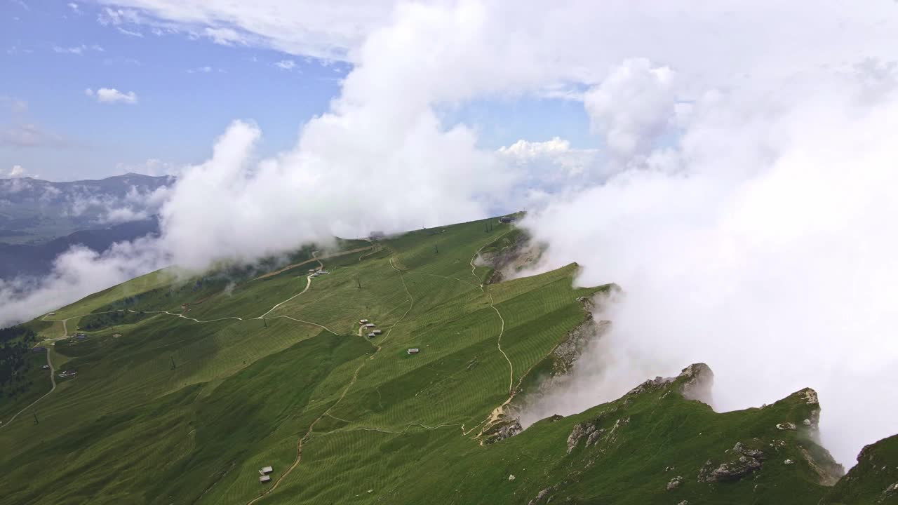 无人机拍摄到云覆盖的岩石边缘白云石中的徒步小径视频下载