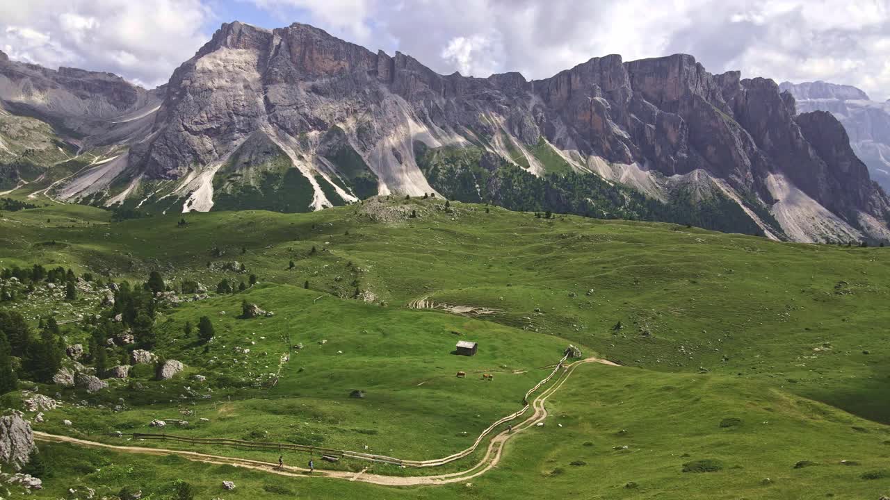 在意大利白云岩的山区夏季景观的无人机区域镜头视频素材