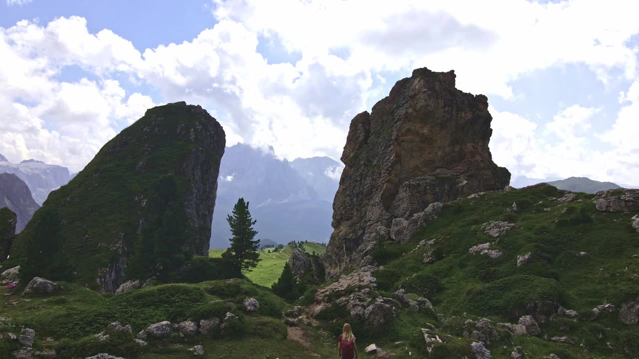 意大利道罗麦特炸药。夏天的山景。视频素材