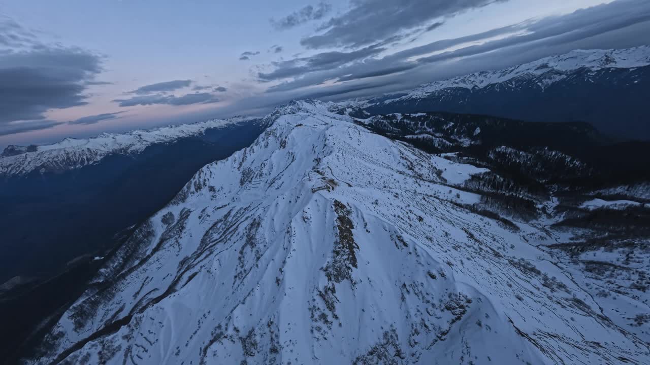 鸟瞰滑雪场山峰岭全景风景如画冰雪生态海拔视频素材