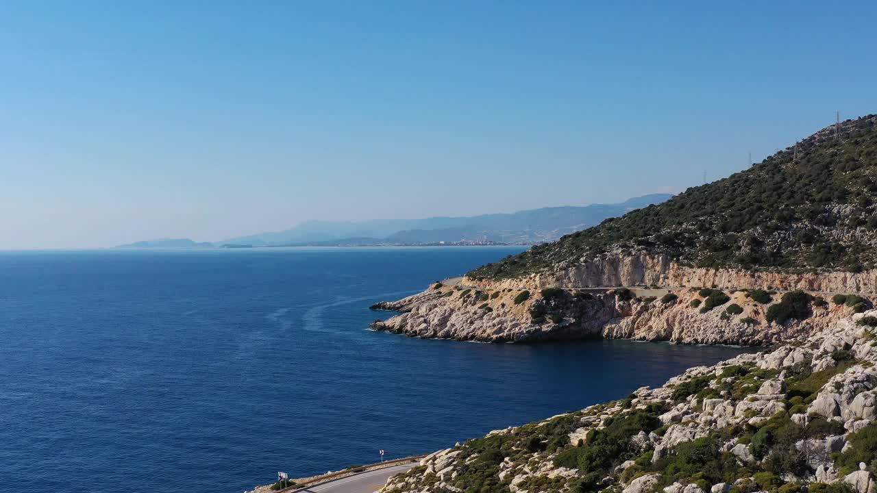 海边山路鸟瞰图，汽车驾驶视频素材