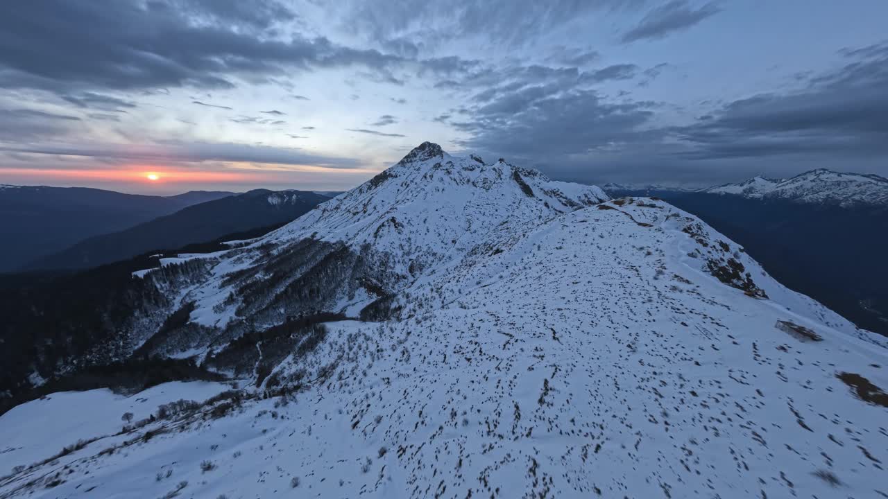 冬季高山山谷雪崖海拔环境太阳天空地平线日落日出鸟瞰图视频素材