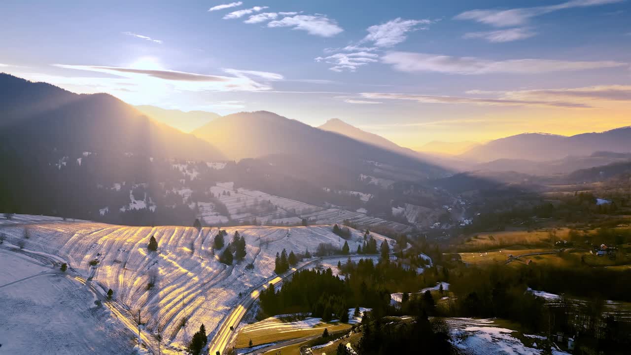 鸟瞰早春自然国家的多彩日出，山谷中有雪和草地视频素材