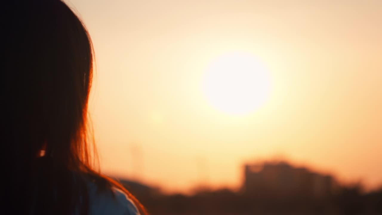 新年规划和愿景概念，女人的手与日落做框架手势，女人捕捉日出。视频素材