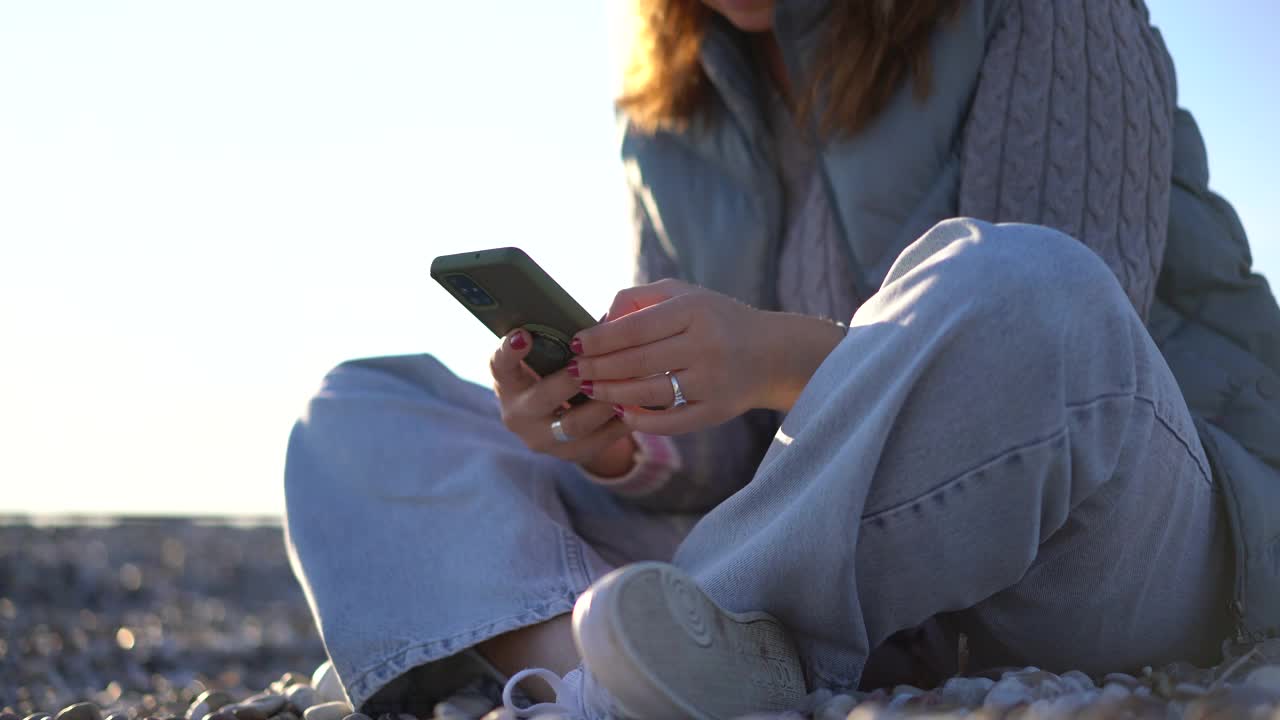 成熟美丽的白人女子在海滩上使用电话。视频素材