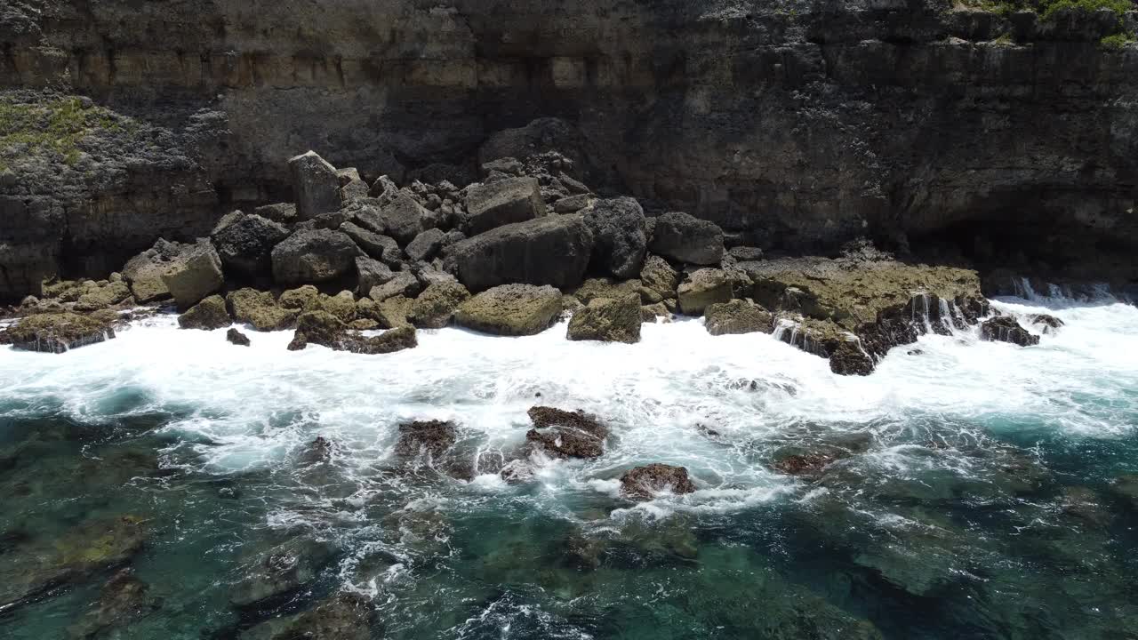 岩石上的波浪视频素材