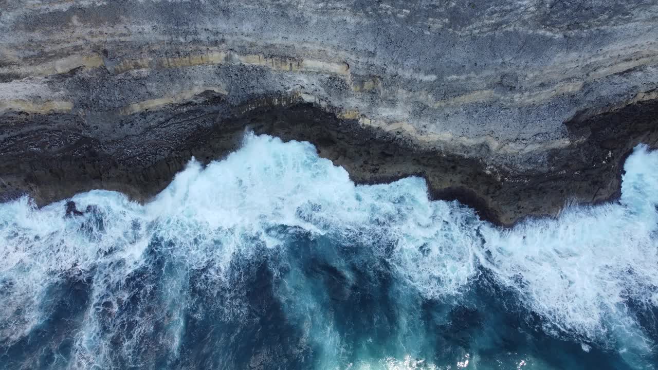 岩石上的波浪视频素材