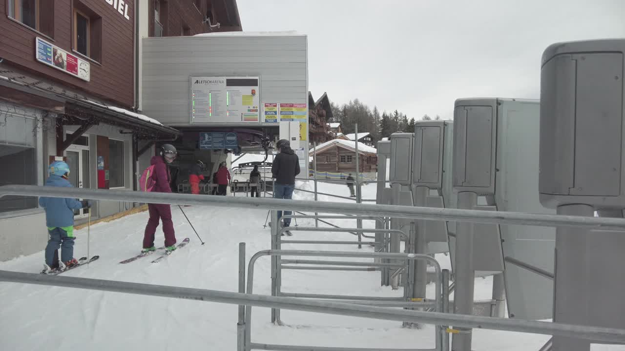 在瑞士阿尔卑斯山的贝特梅拉普滑雪场滑雪视频素材