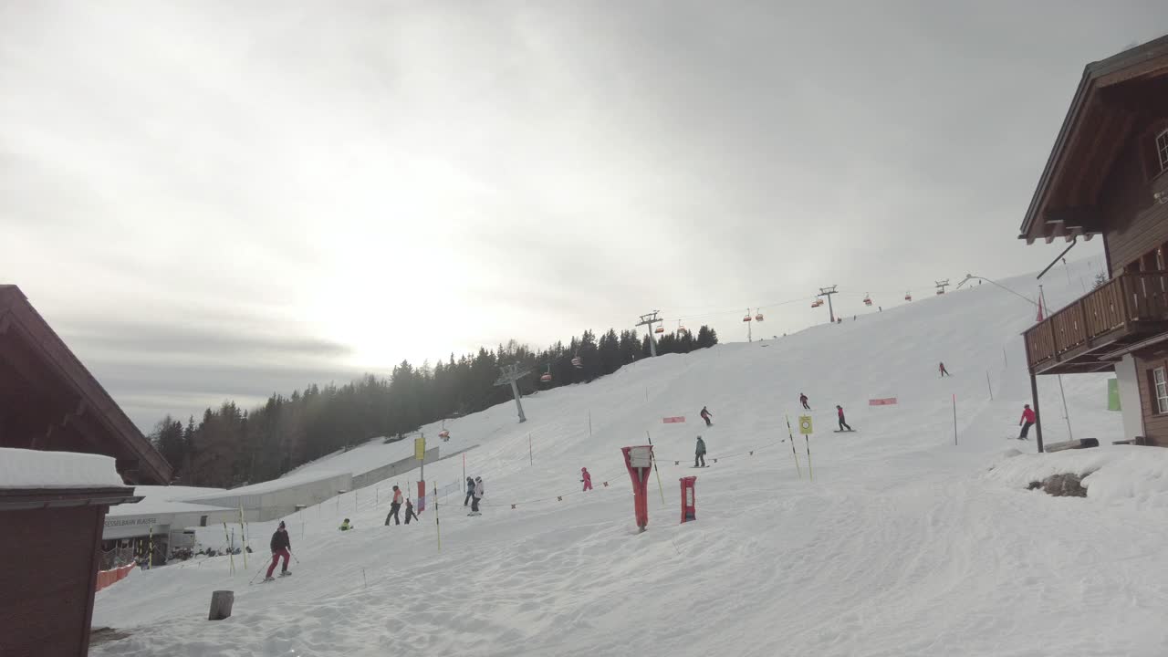 在瑞士阿尔卑斯山的贝特梅拉普滑雪场滑雪视频素材