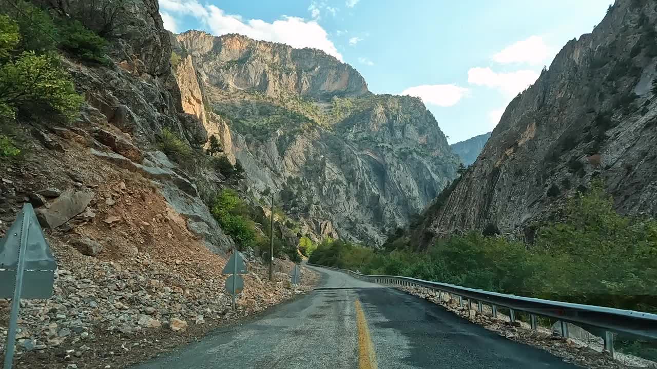 在山路上行驶的汽车视频素材