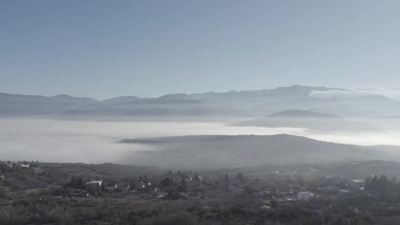 山村的大雾天视频素材