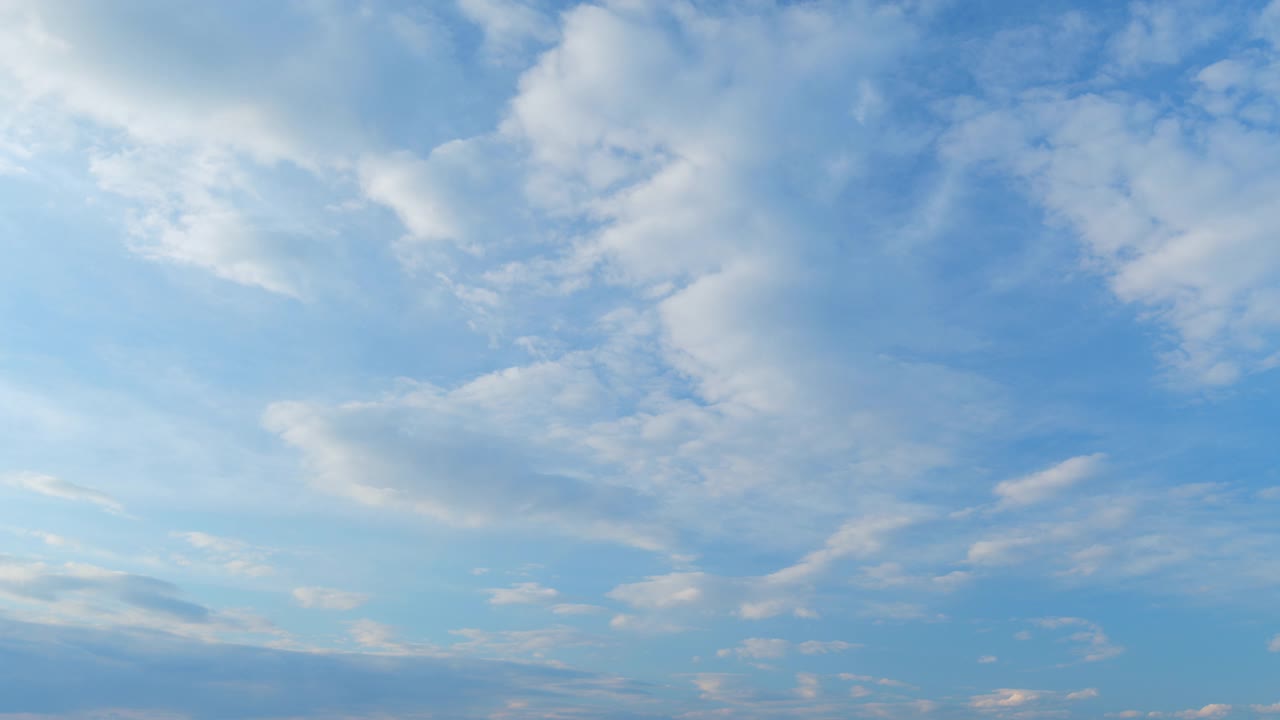 蓬松的云层，天空，大气。雄伟壮观的蓝天白云。白色和蓝色。时间流逝。视频素材