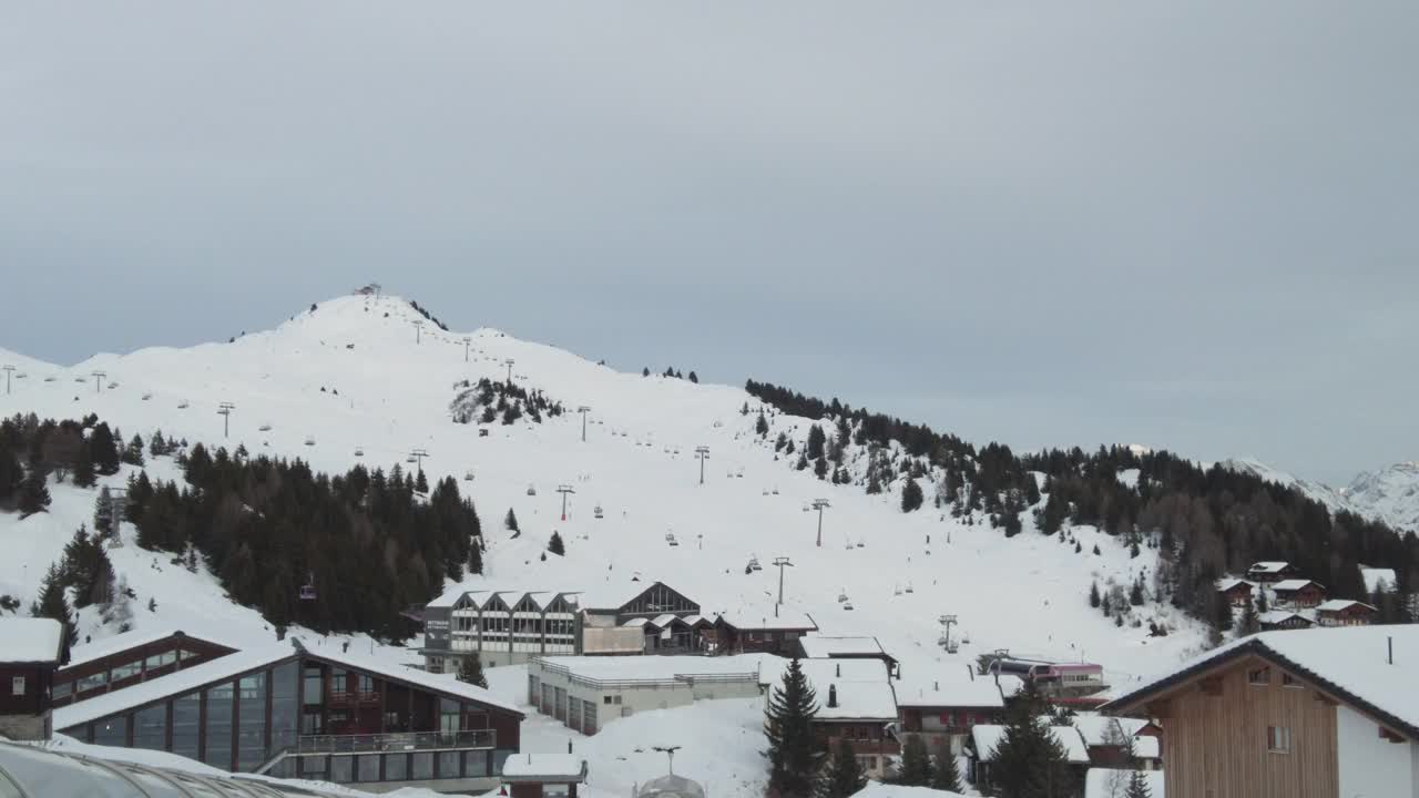 在瑞士阿尔卑斯山的贝特梅拉普滑雪场滑雪视频素材