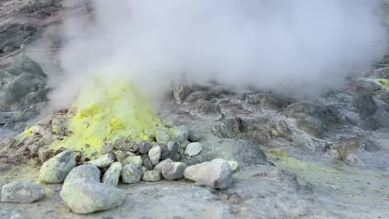 活火山硫磺罐冒出的蒸汽视频素材