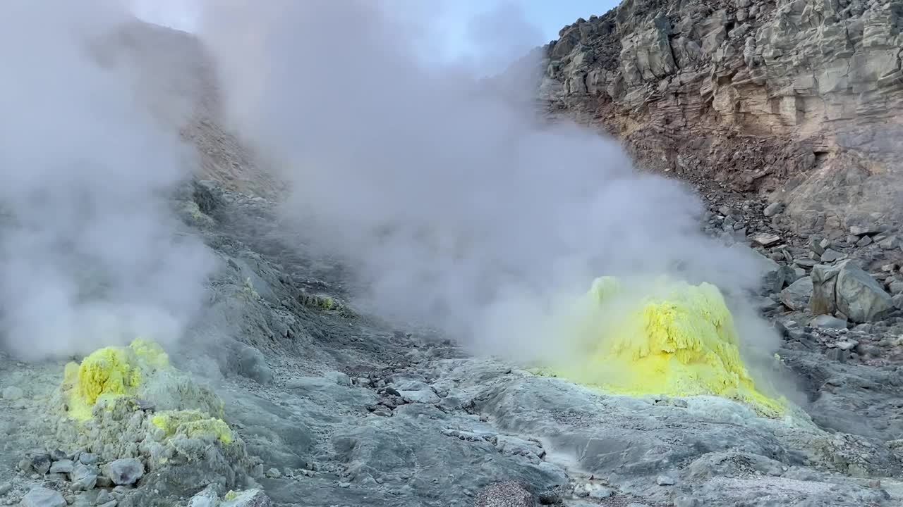 活火山喷口冒出的蒸汽云视频素材